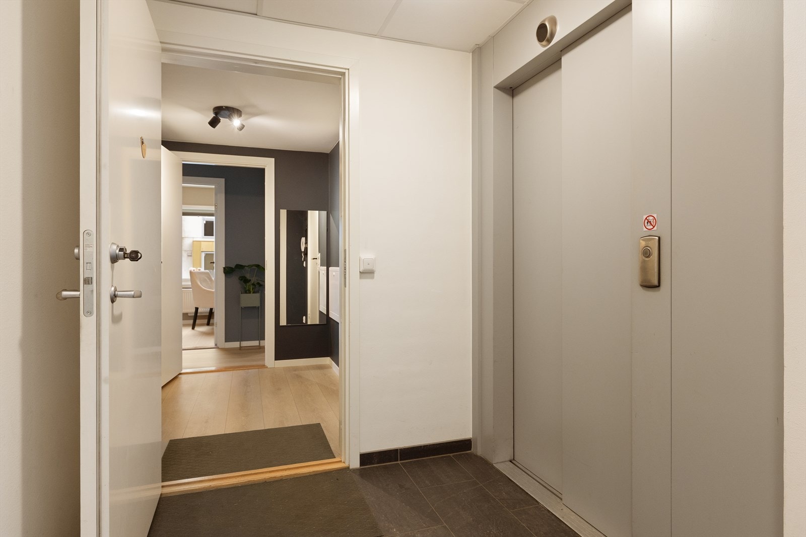 Du finner heisen rett utenfor døren - easy living! Galleribilde