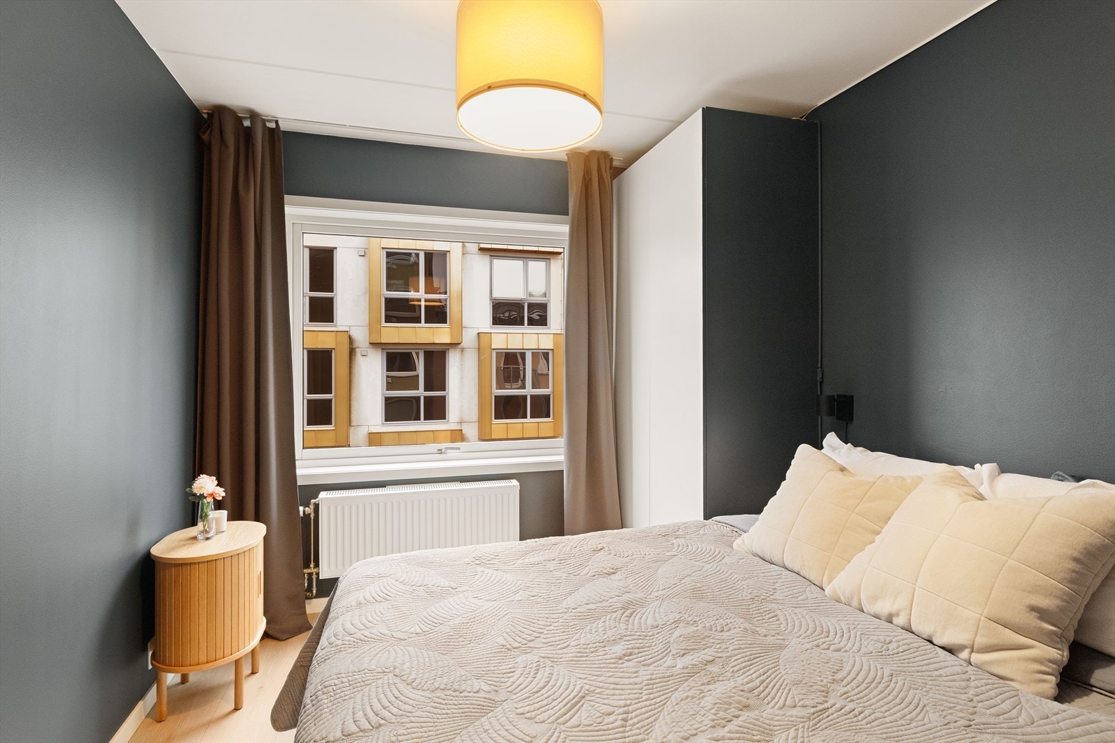 Rommet har et behagelig naturlig lysinnslipp som gir en luftig romfølelse. Galleribilde