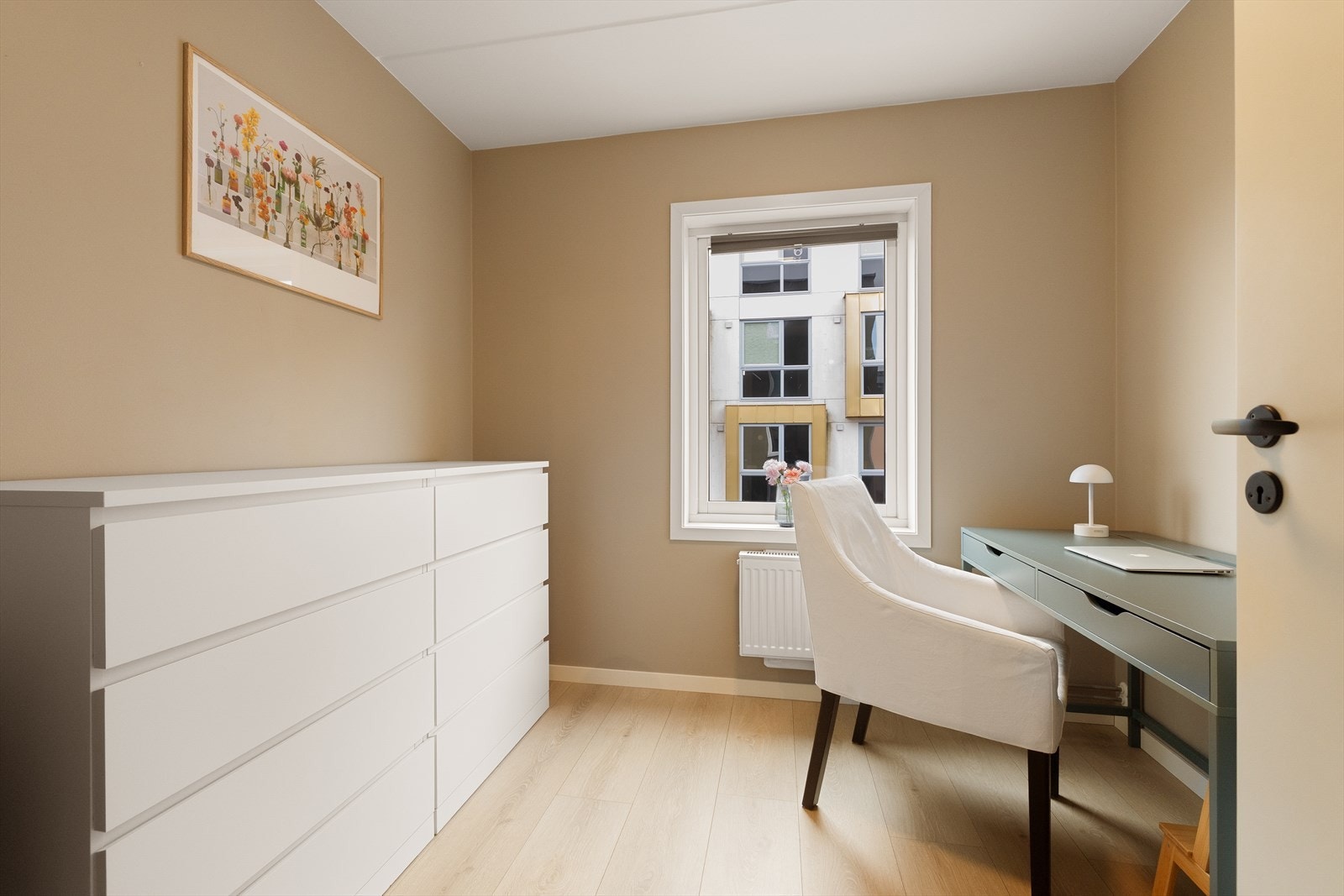 Soverom 2 er også av god størrelse, med plass til seng og tilhørende møblement. Galleribilde