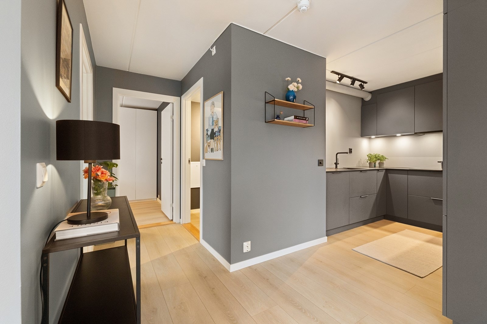 Kjøkkenet ligger i delvis åpen løsning mot stuen, men likevel godt tilbaketrukket. Galleribilde