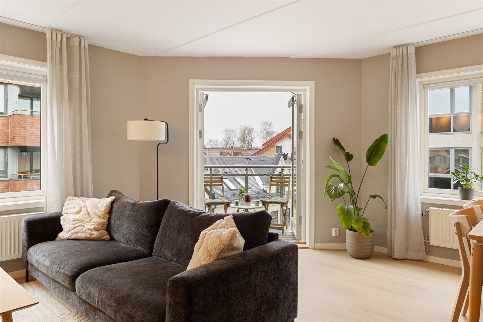 Fra stuen er det utgang til boligens trivelige balkong på 2 m². Galleribilde