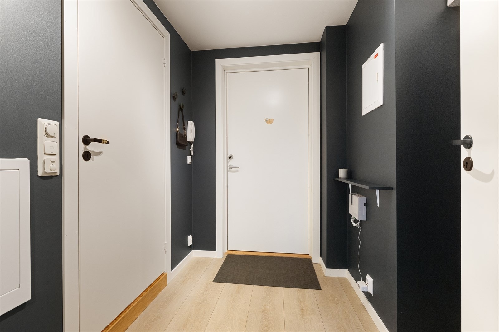 Entréen er innbydende, og har god plass til å henge fra seg yttertøy. Her føler du deg hjemme med en gang du kommer inn døra. Galleribilde