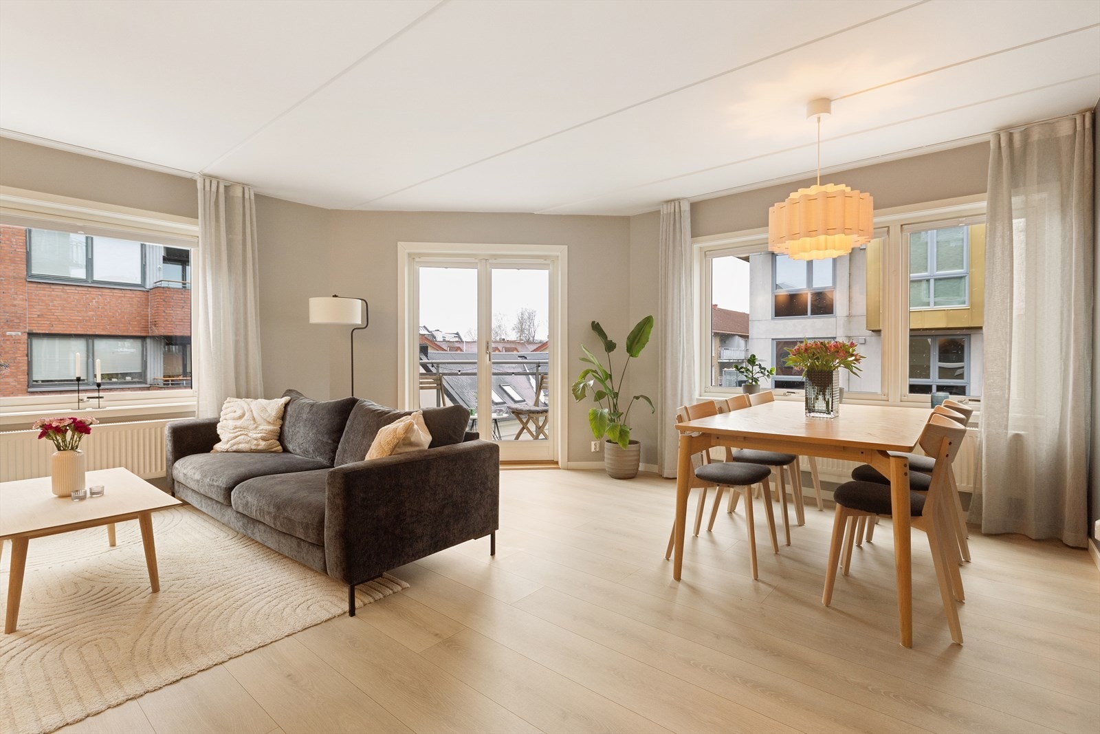 Romslig og luftig stue med store vindusflater som slipper inn rikelig med naturlig lys. Galleribilde