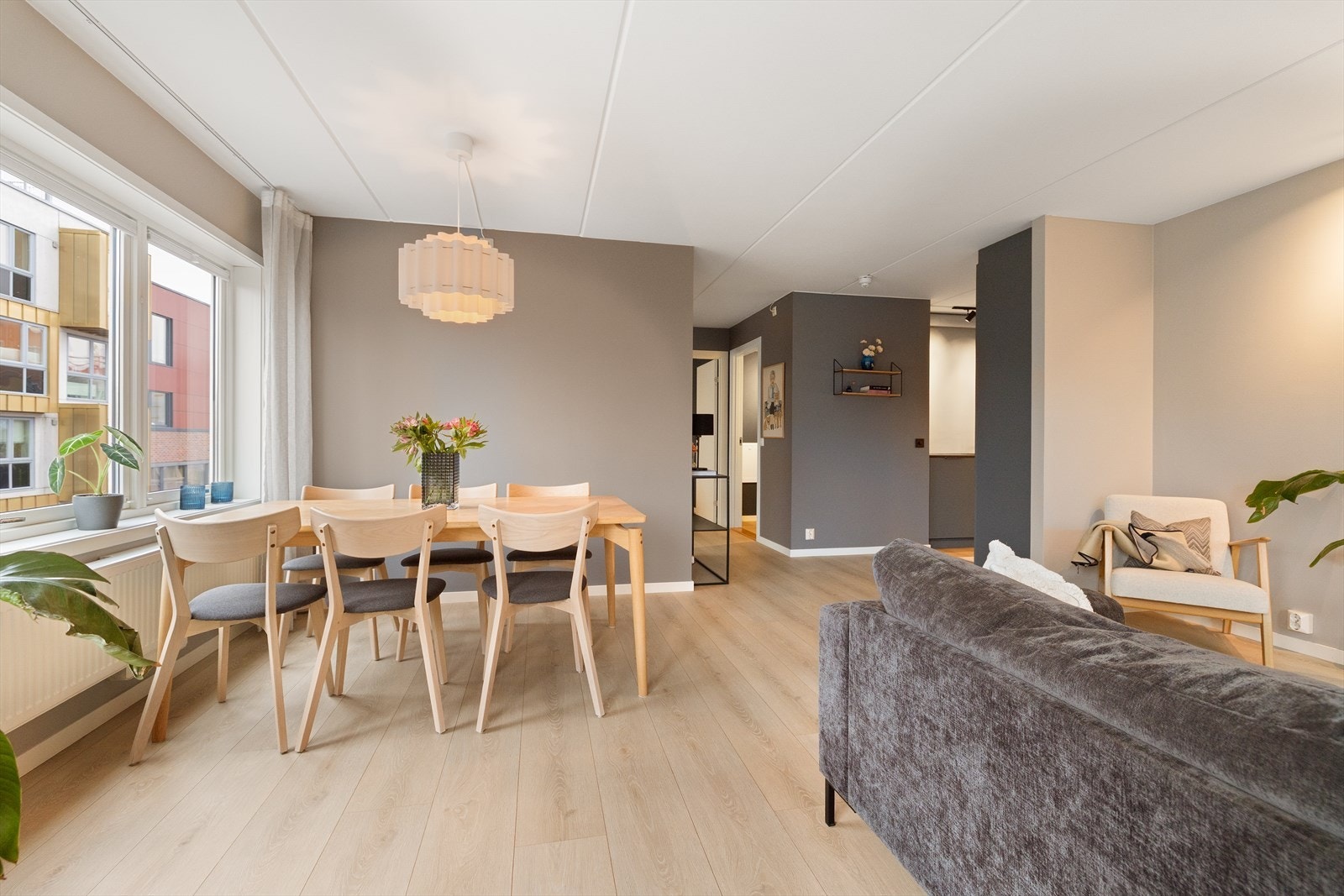 Mellom stuen og kjøkkenet er det en naturlig sone for en romslig spisegruppe. Galleribilde