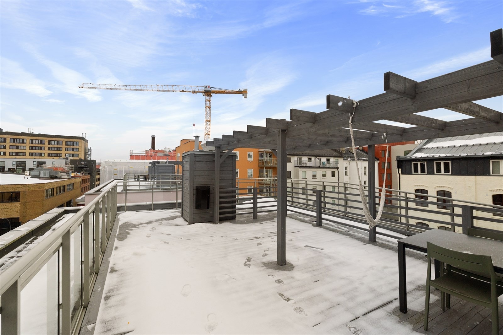 Bygget har en pen takterrasse med gode solforhold og lekre fasiliteter. Galleribilde