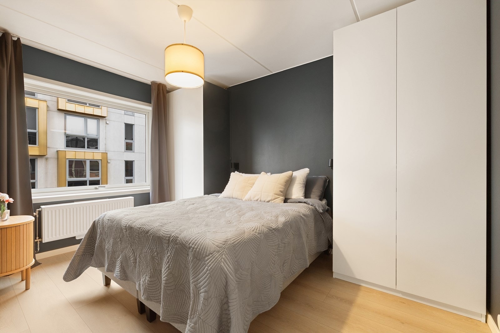 Hovedsoverommet er av generøs størrelse, med store garderobeskap og god plass til dobbeltseng og øvrig møblement. Galleribilde