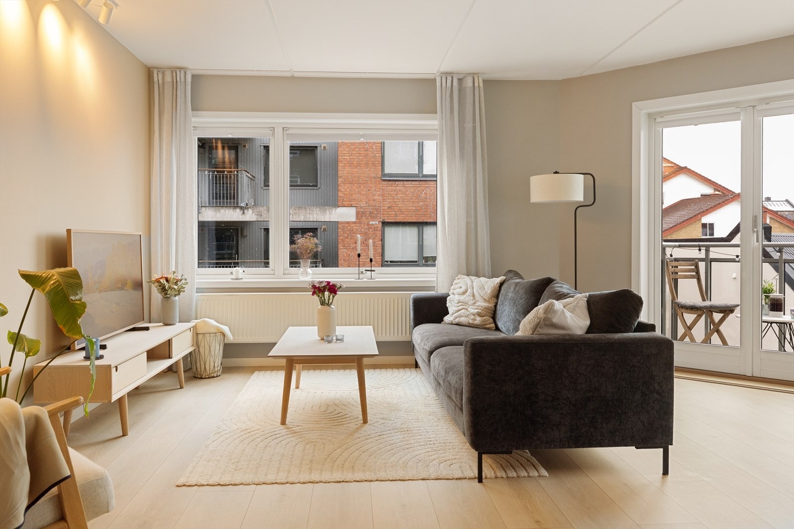 I stuen er det god plass til en koselig sofagruppe og TV-møblement. Galleribilde