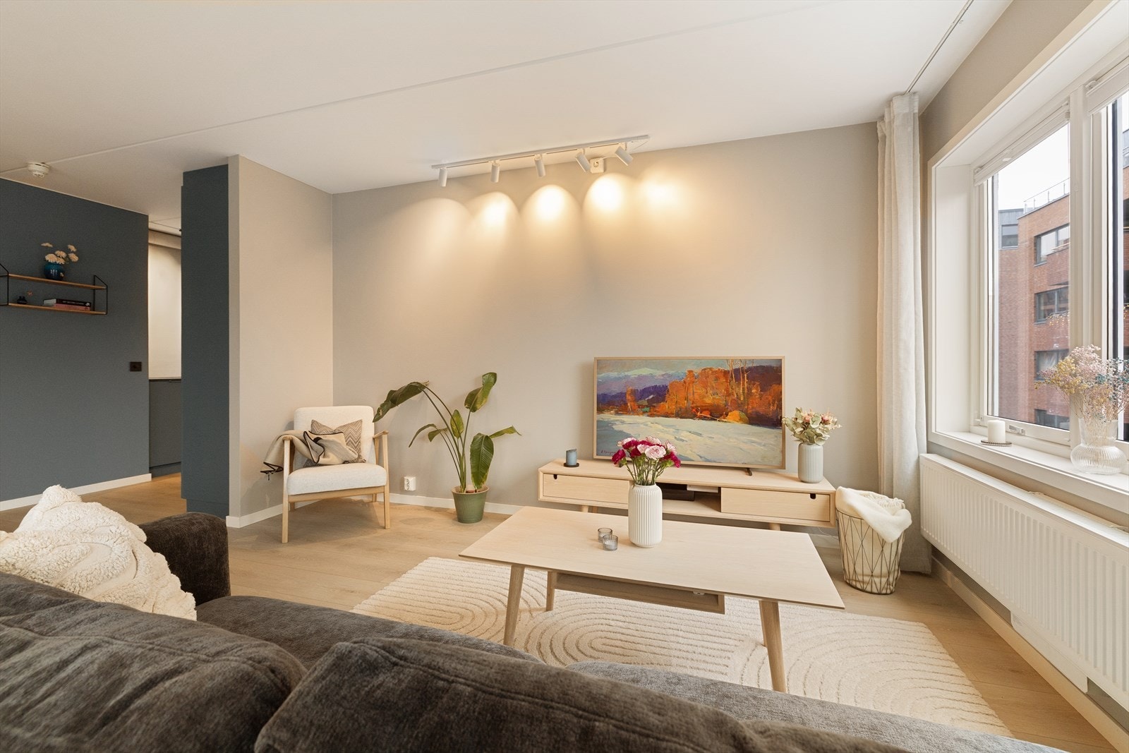 Leilighetens overflater er holdt i lyse og tidsriktige farger, som bidrar til en god romfølelse og atmosfære. Galleribilde