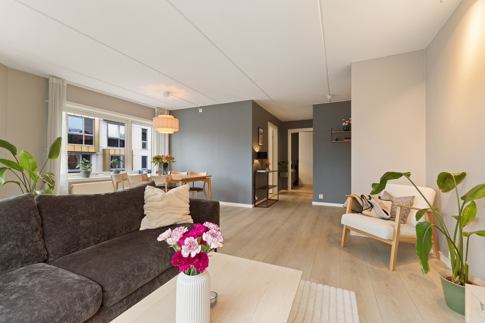 Dette oppholdsrommet blir fort hjemmets hjerte - stedet å nyte rolige kvelder med film, eller større, sosiale sammenkomster. Galleribilde