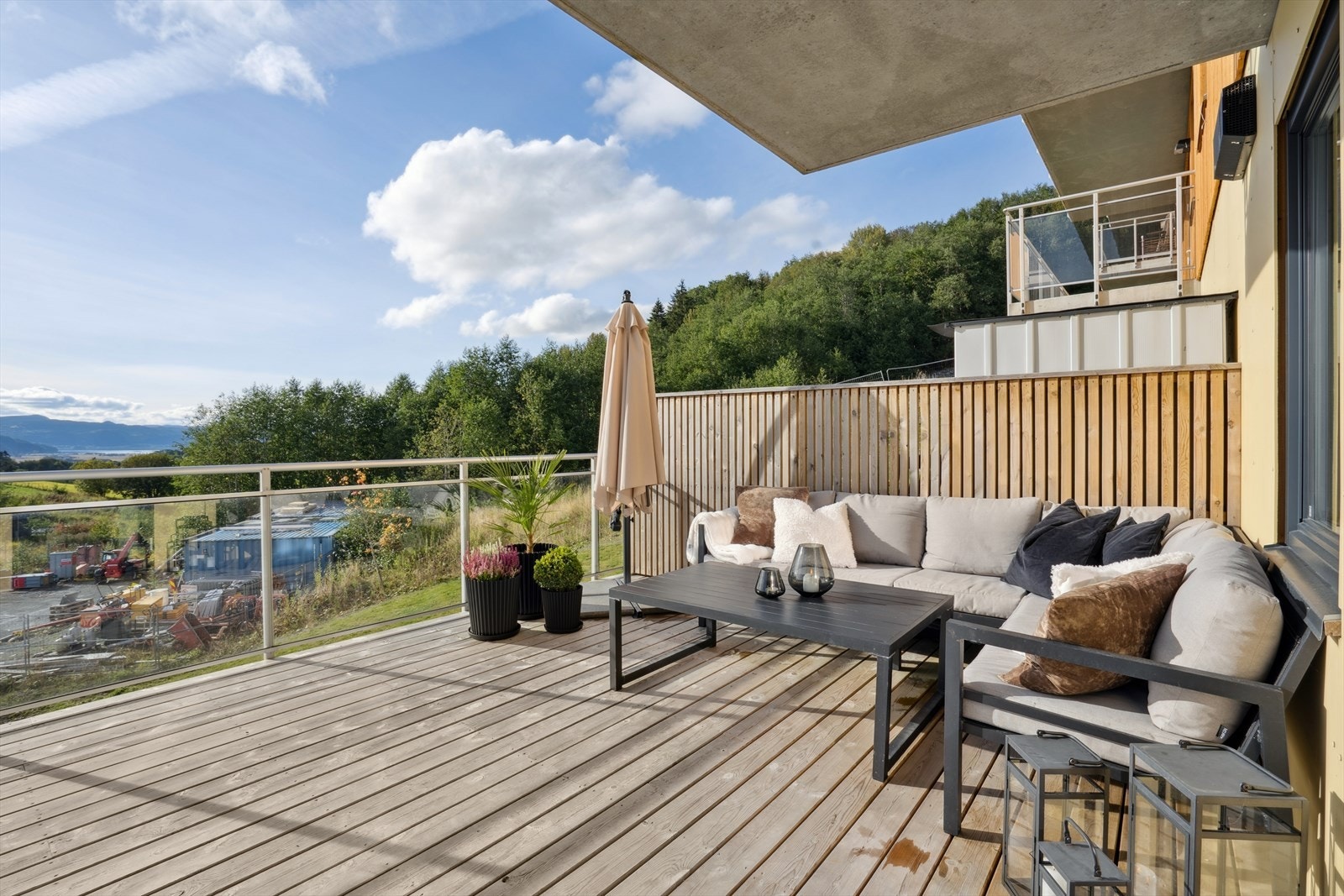 Uteplassen er sørvest vendt og byr på meget gode solforhold. Galleribilde