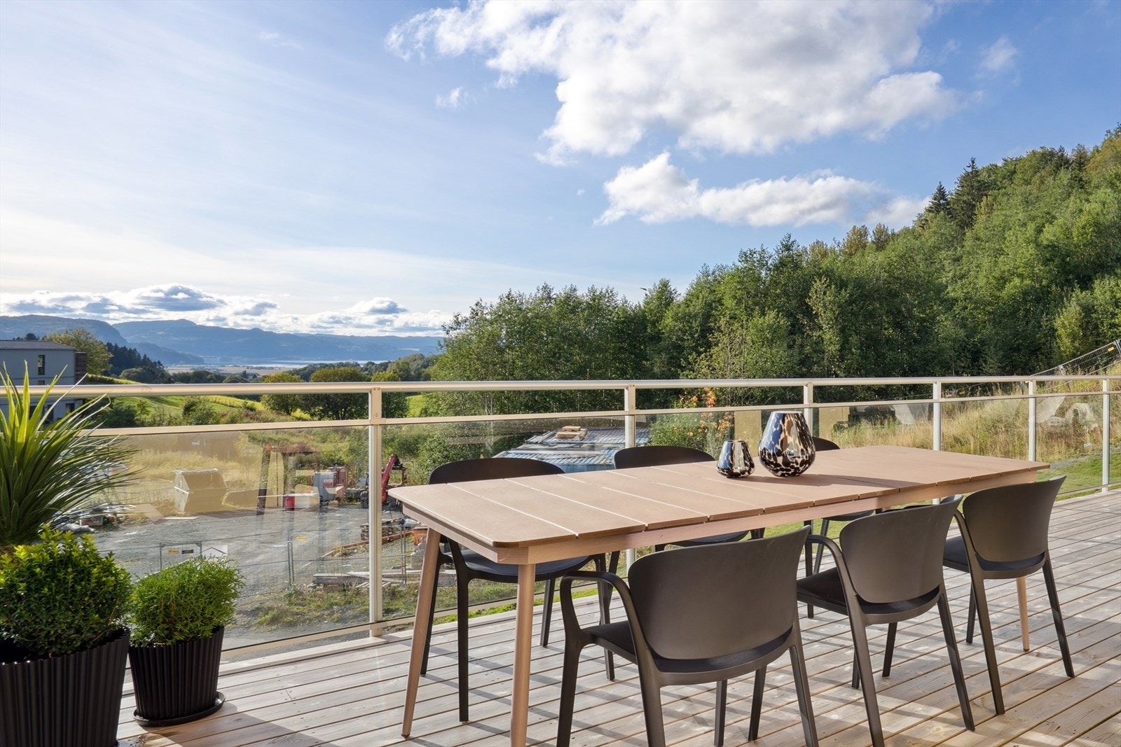 Her har man god plass til utemøblement i flere soner. Galleribilde