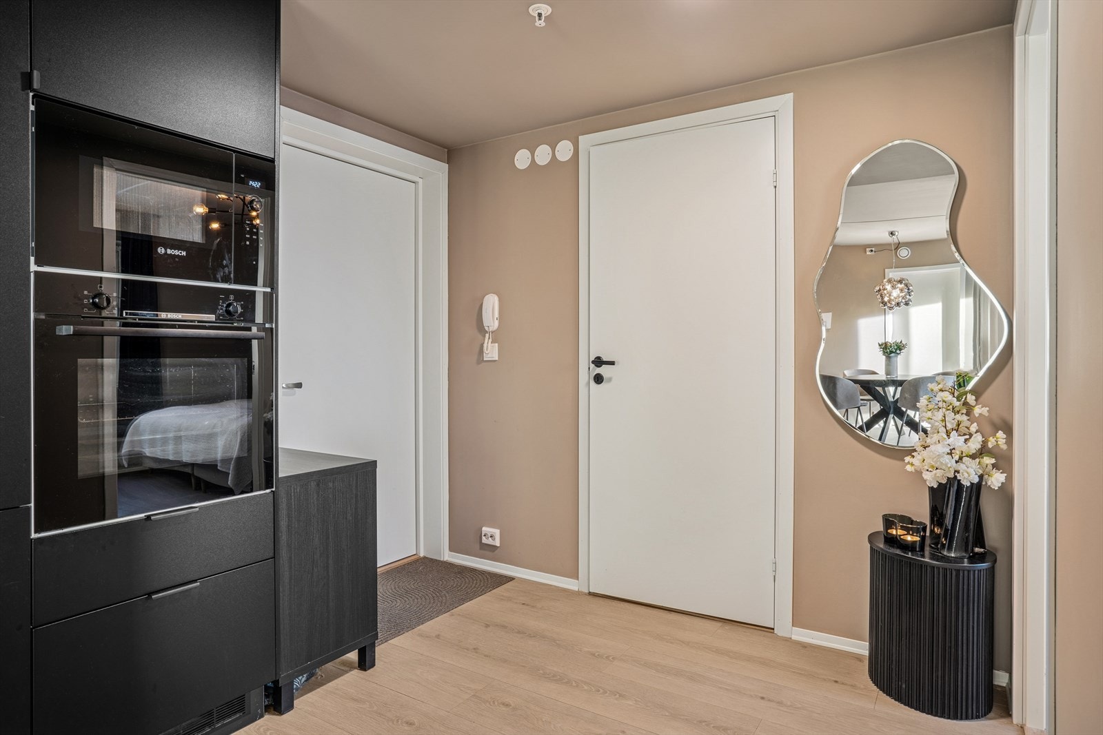 Entreen er på 8,3m². Galleribilde