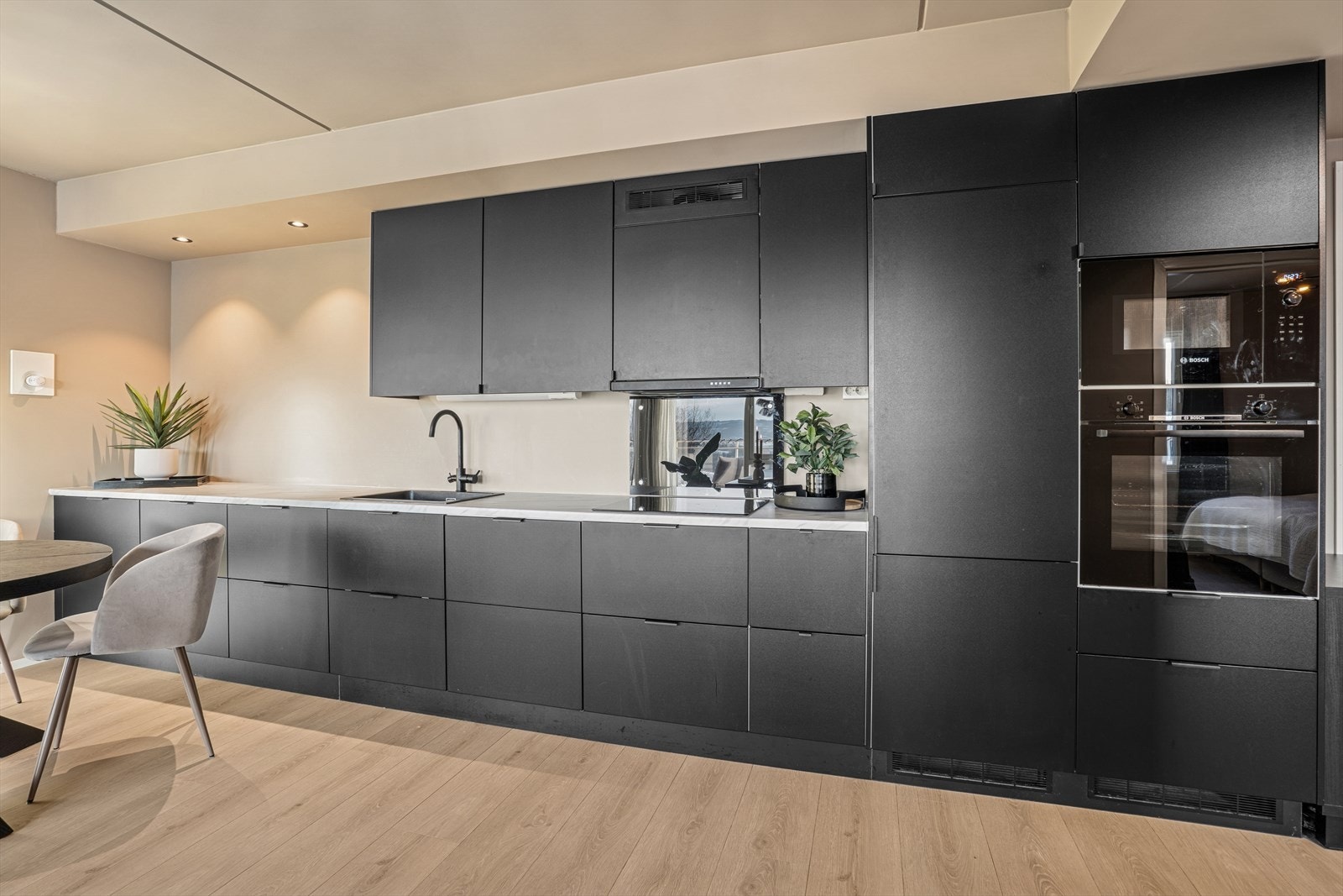 Kjøkkeninnredningen ble oppgradert under bygging med ekstra benkeplass og underskap. Galleribilde