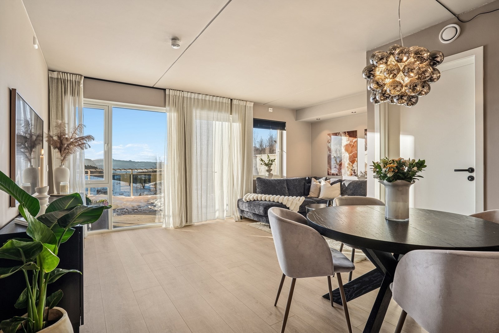 Velkommen inn! Lys og pen stue med moderne farge- og materialvalg. Galleribilde