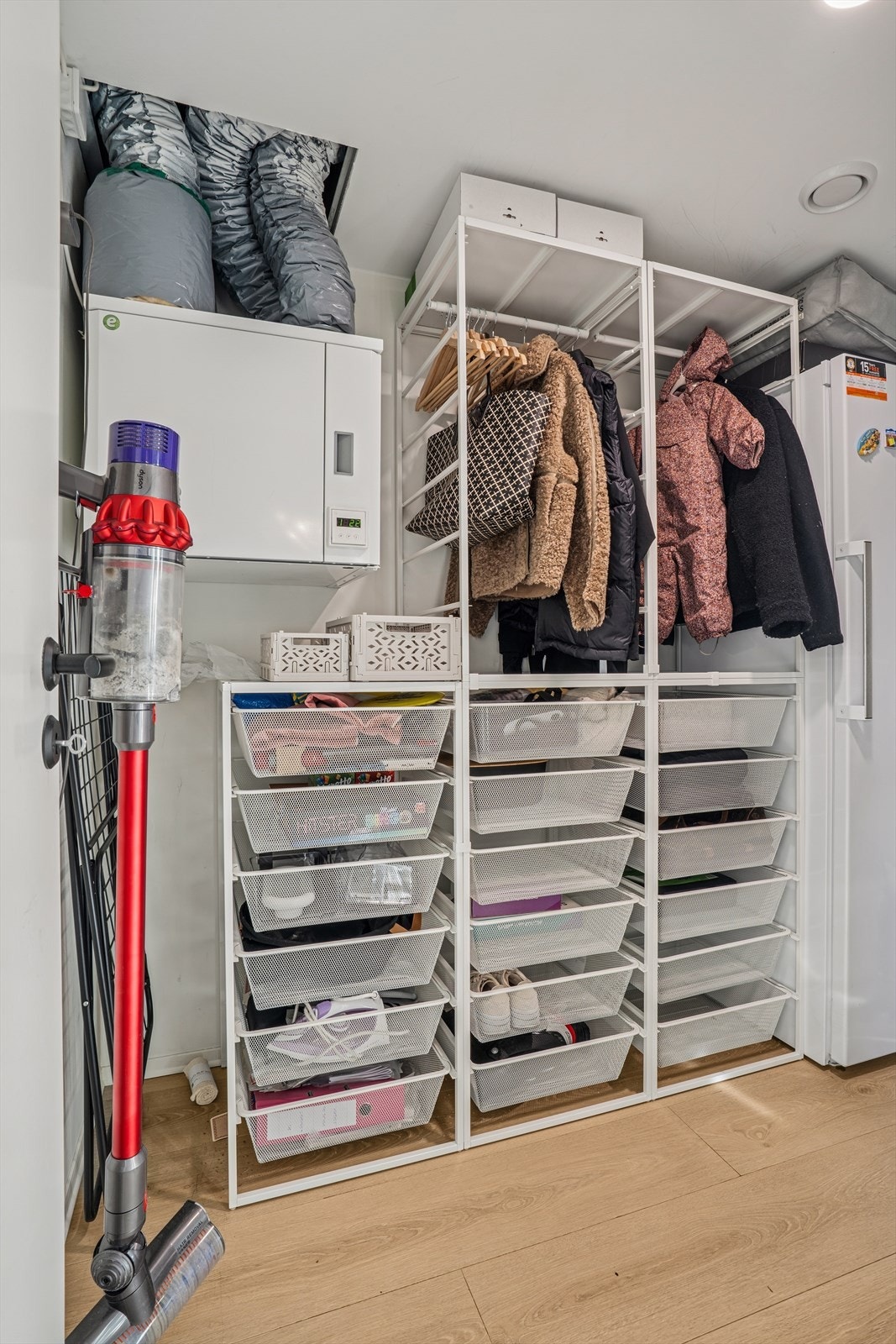 Praktisk innvendig bod på 4,9m² med god lagringsplass. Galleribilde