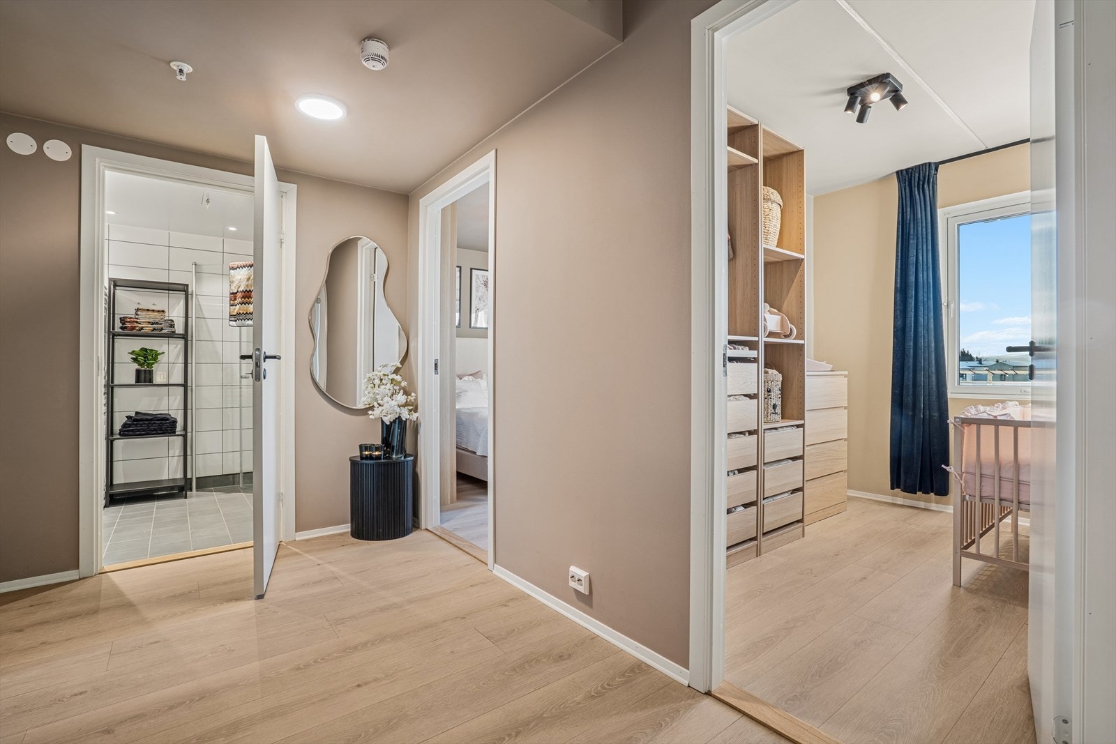 Leilighetens 2 soverom og bad ligger vegg i vegg. Galleribilde