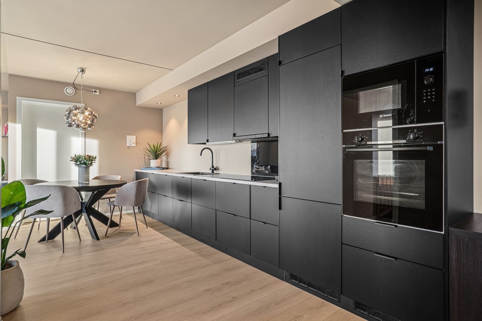 Meget pent kjøkken med integrerte hvitevarer og god skap- og benkeplass. Galleribilde