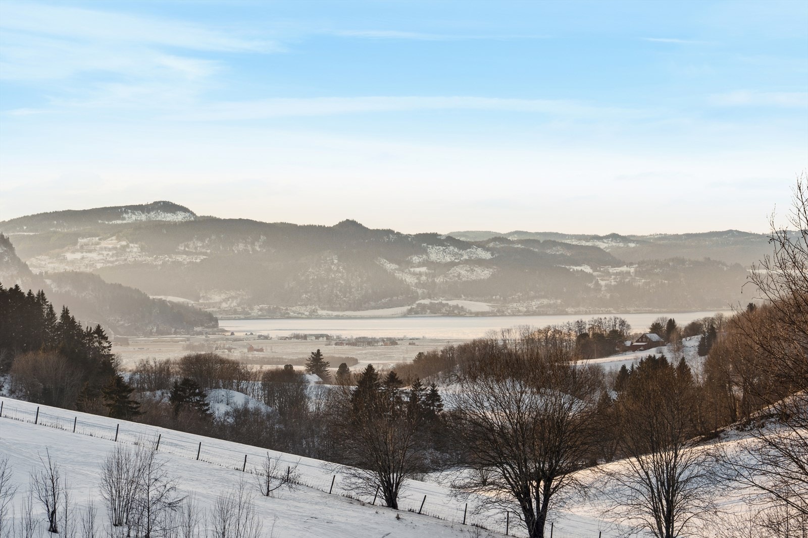 Fra uteplassen har man utsikt mot Øysand og Gaulosen. Galleribilde