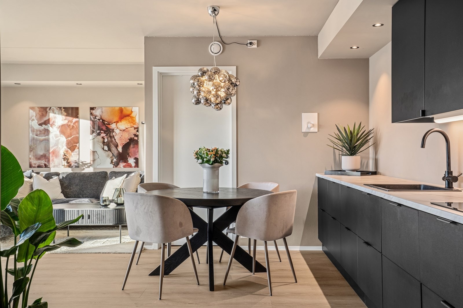 God plass til hyggelig spisebord i overgangen mellom stue og kjøkken. Galleribilde