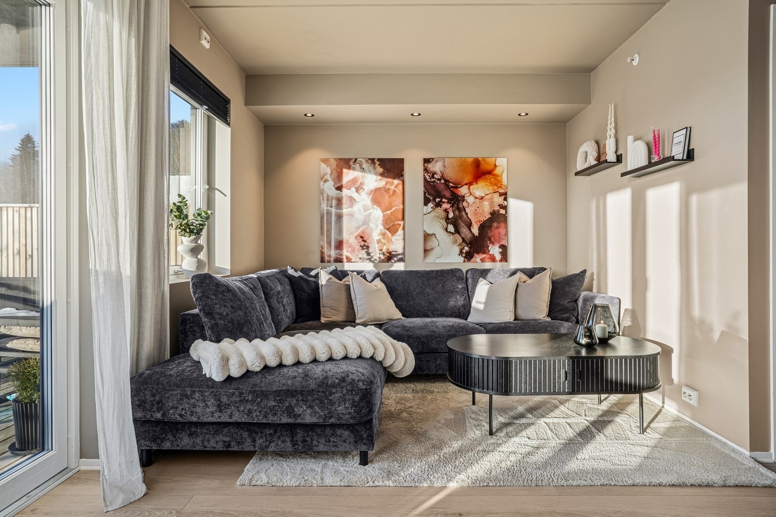 Leiligheten er opprinnelig en 4-roms hvor ett av soverommene ble fjernet under bygging til fordel for større stue. Galleribilde