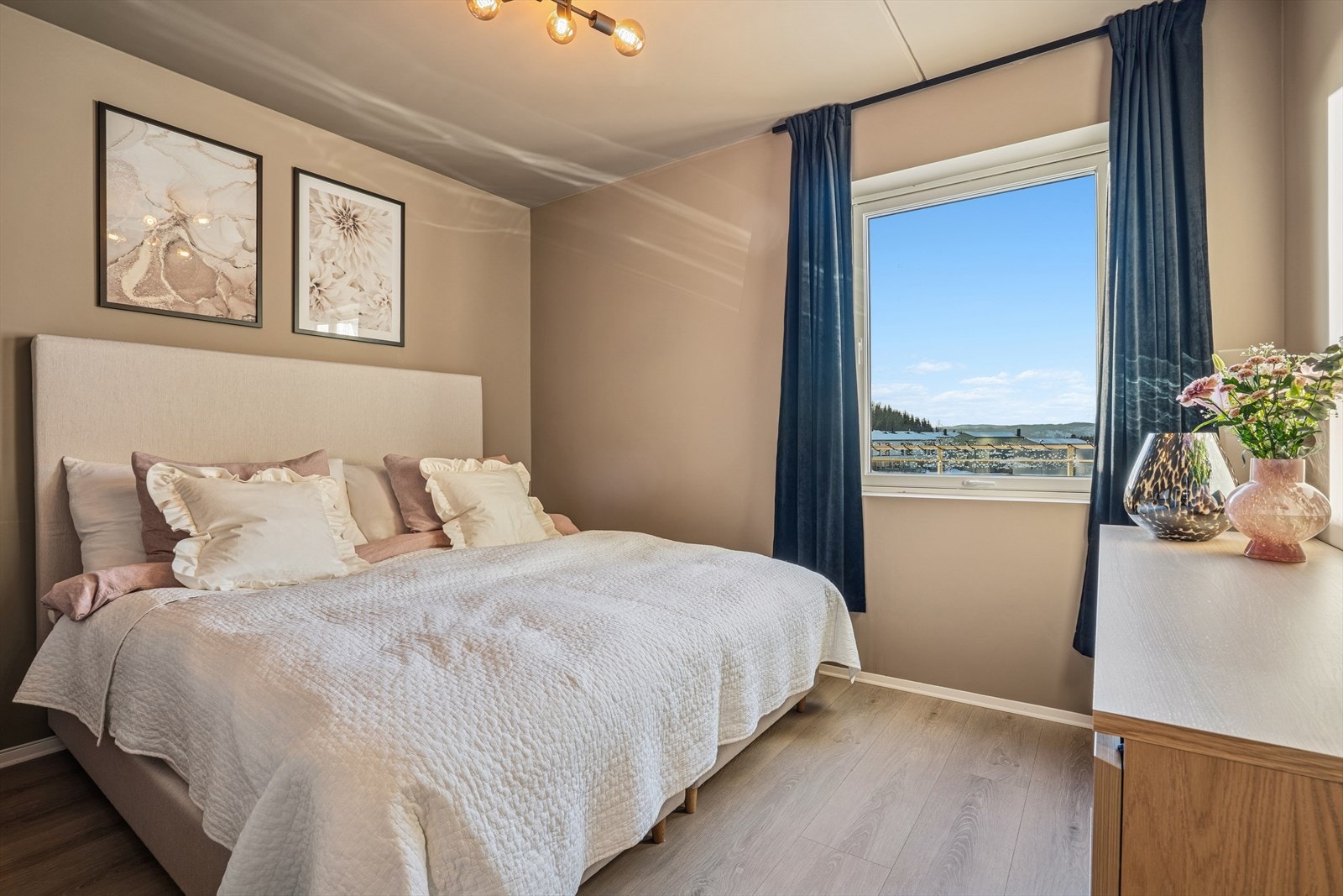 Hovedsoverommet er på 10m² og byr på god plass til dobbeltseng og nattbord. Galleribilde