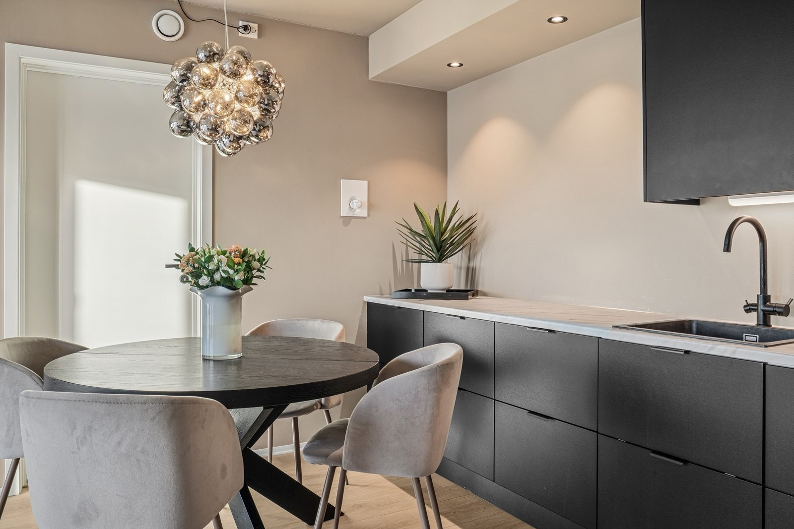 Fra kjøkkenet har man tilgang til en innvendig bod. Galleribilde