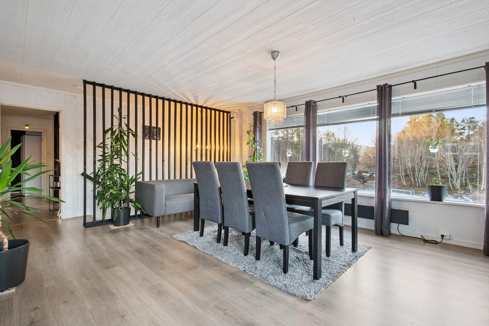 Store vindusflater som bidrar til en luftig og behagelig atmosfære Galleribilde