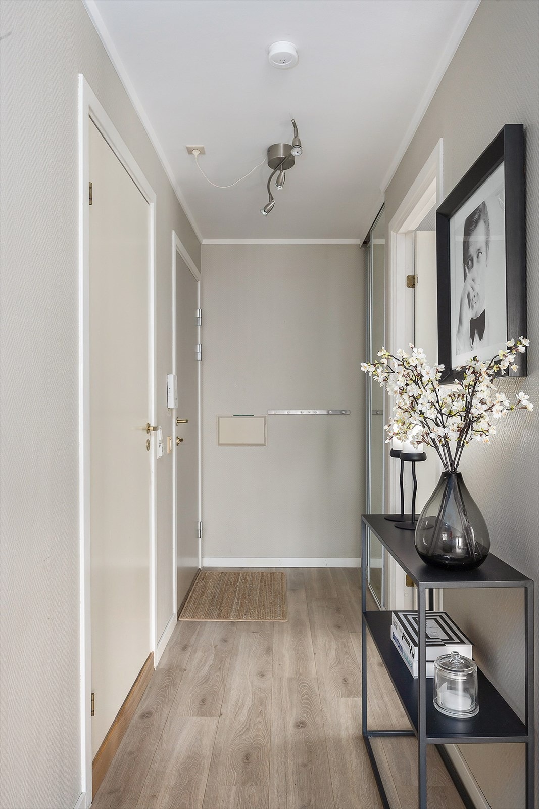 Velkommen inn! En hyggelig entré med skyvedørsgarderobe og plass til yttertøy og sko. Galleribilde