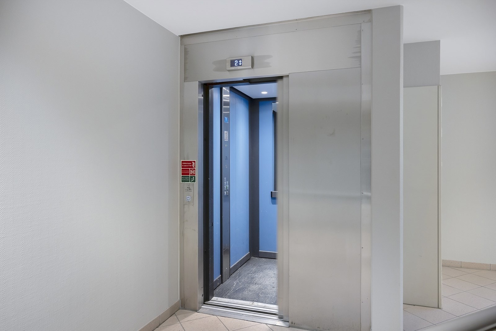 Heis i bygget gir enkel adkomst til leiligheten i 2. etasje, og tar deg videre direkte ned til garasjeanlegget. Galleribilde