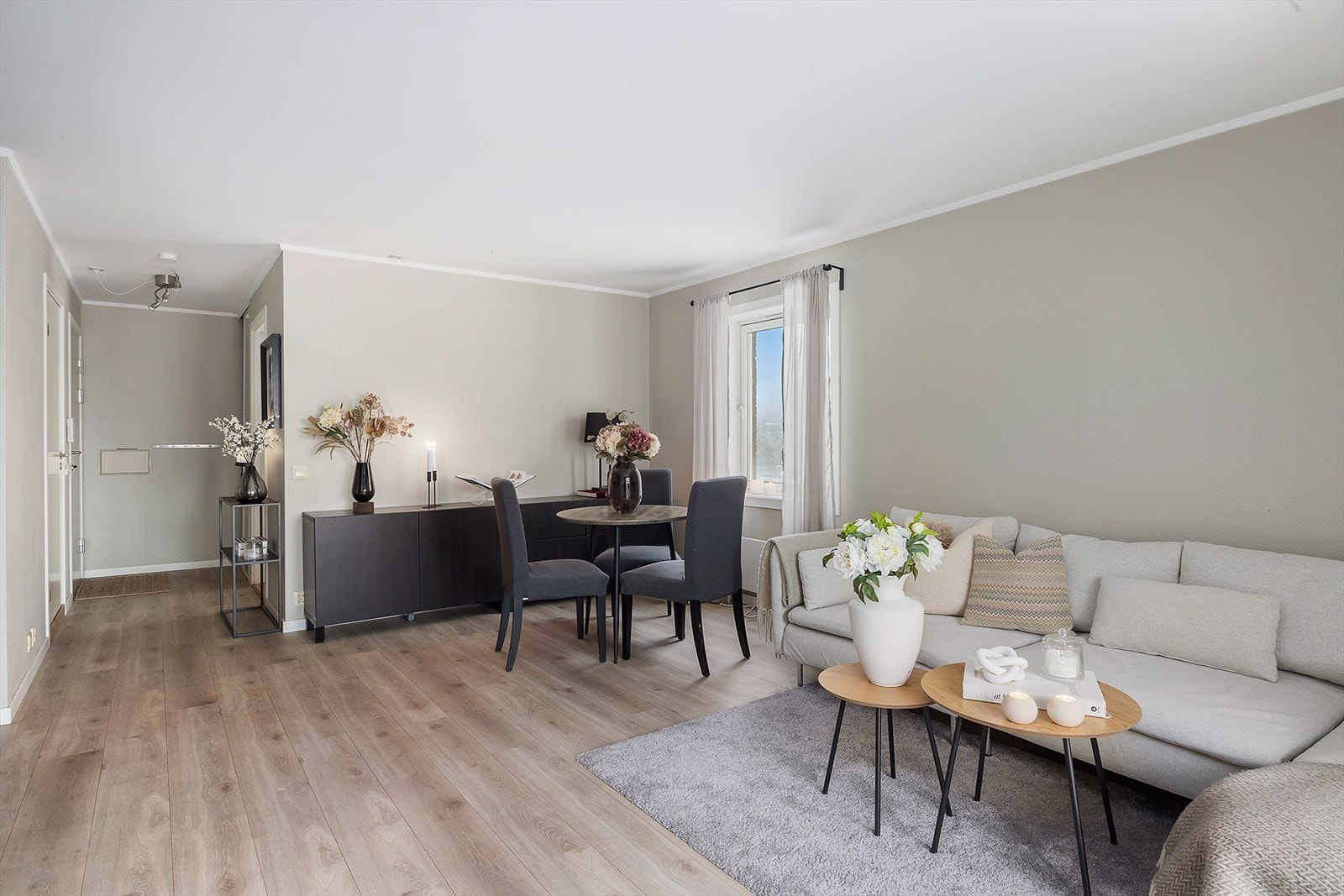 Stuen er romslig og innbydende, med god plass til både sofagruppe og spisebord. Galleribilde