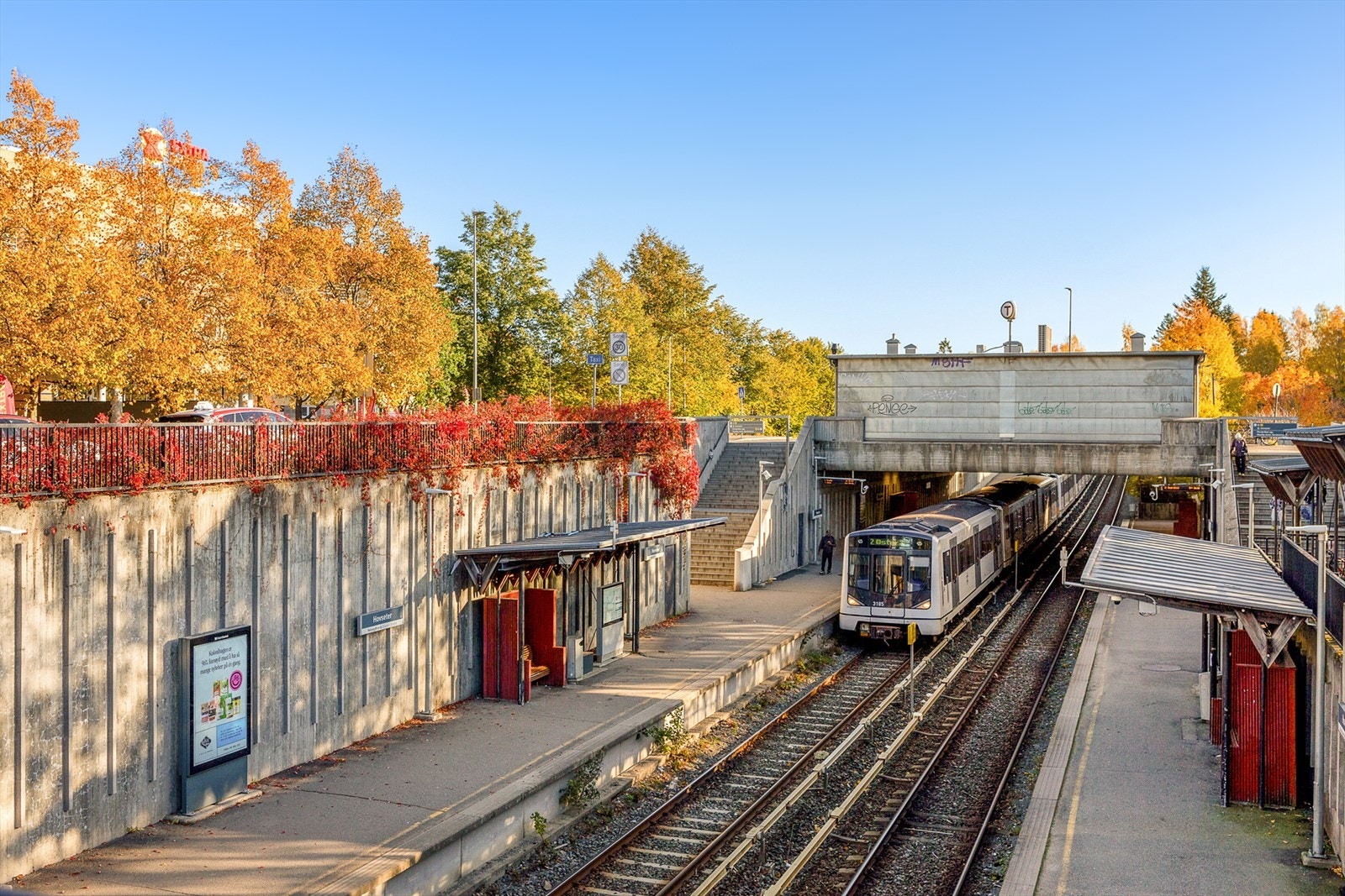 Det er kort gangavstand til Hovseter T-banestasjon, hvor linje 2 har hyppige avganger og tar deg til sentrum på ca. 11 minutter. Galleribilde