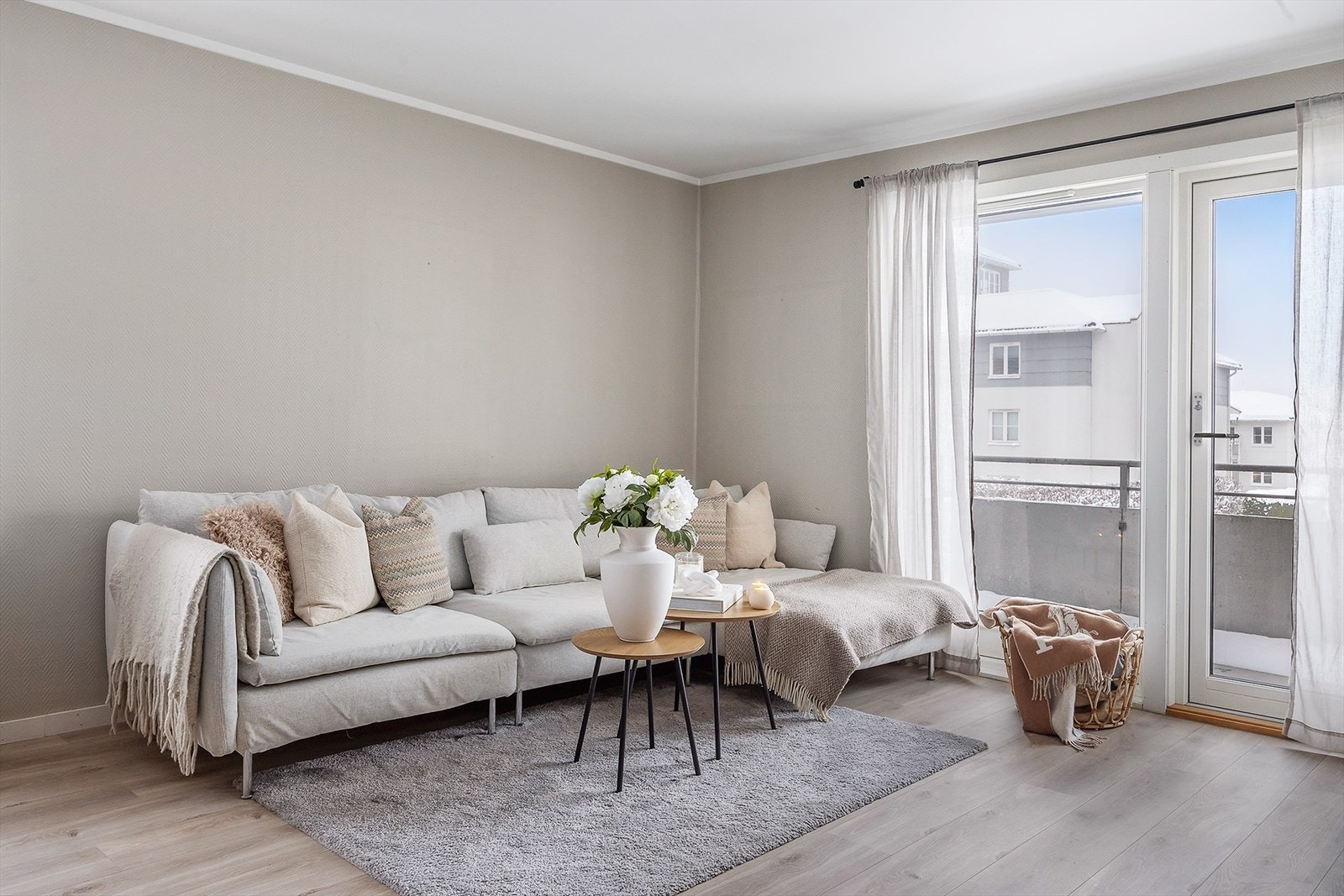 Vinduer og balkongdør ble oppgradert i i regi av sameiet i 2019. Galleribilde