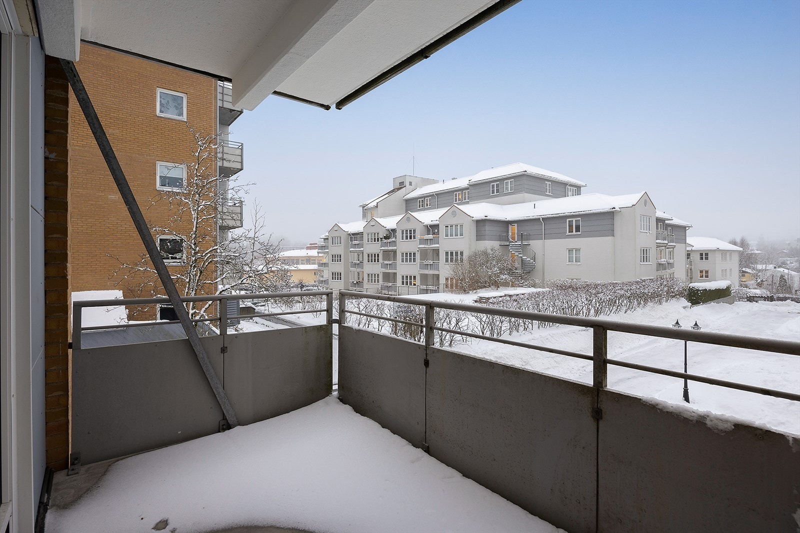 Balkongen er overbygget, noe som gjør den lun og brukbar også på regnværsdager. Galleribilde