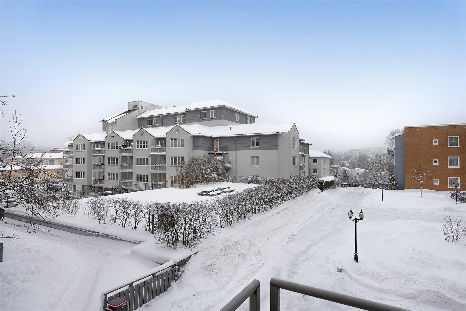 Leiligheten har en god og funksjonell planløsning, og byr i tillegg på attraktive fasiliteter som heis, garasjeplass og en vestvendt balkong med gode solforhold. Galleribilde