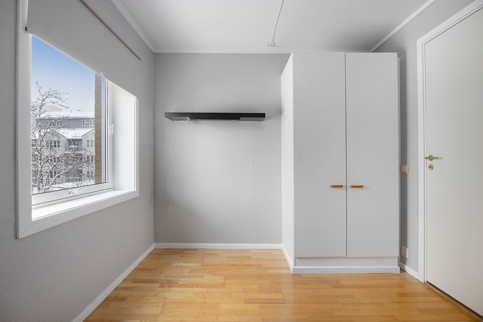 Soverom 2 har rikelig med naturlig lys og gode oppbevaringsmuligheter. Galleribilde