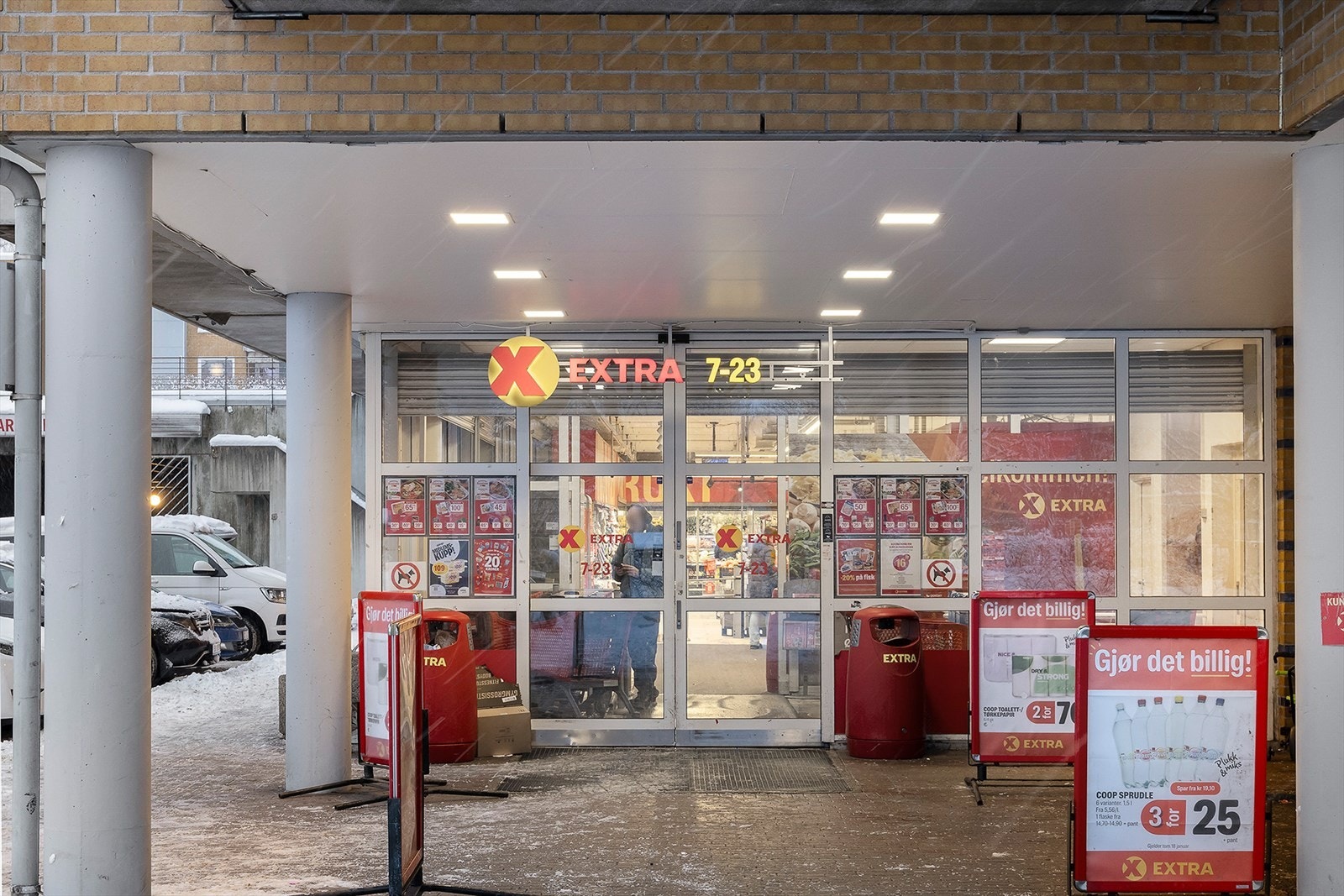 Nærmeste dagligvarebutikk er Coop Extra Huseby, som ligger i umiddelbar nærhet. Galleribilde