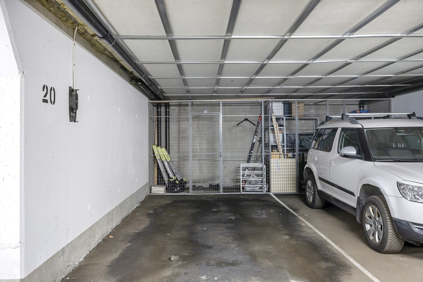 Det medfølger en garasjeplass (nr. 21) i felles, lukket garasjeanlegg med mulighet for elbillader, samt tilhørende gitterbod. Sameiet har også felles smørebod. Galleribilde