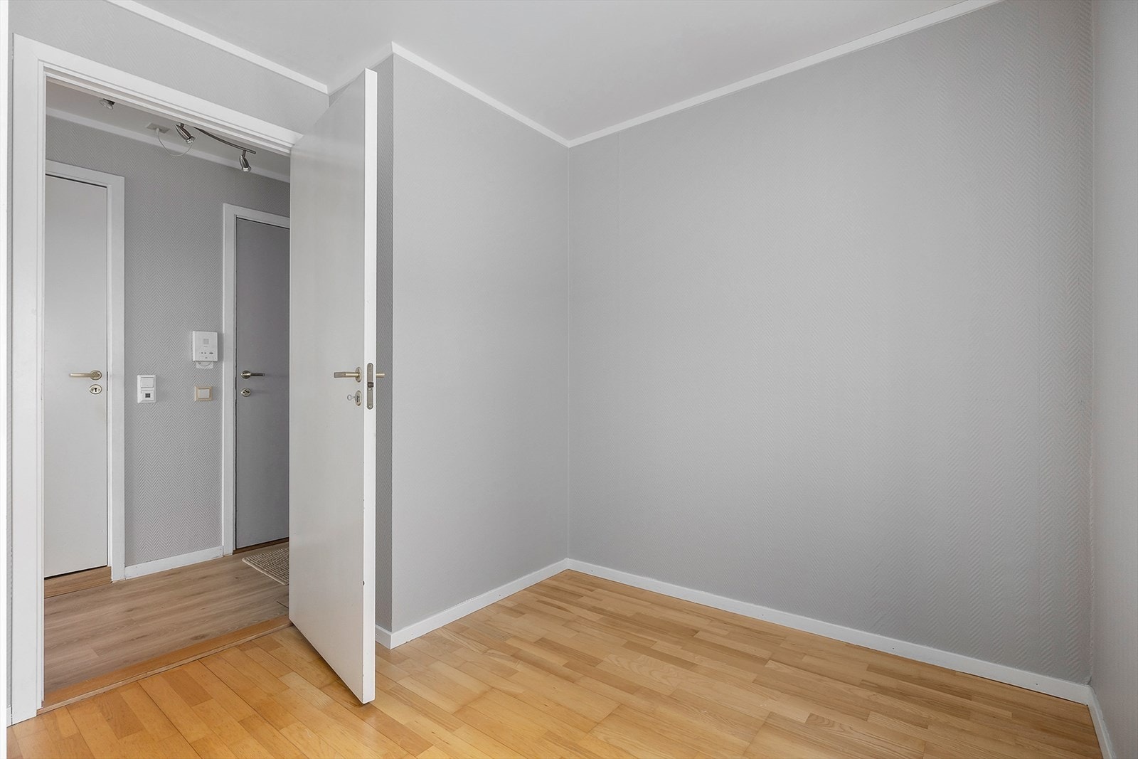 Soverom 2 ligger praktisk til med adkomst fra entré, adskilt fra hovedsoverommet, og passer fint som barnerom, gjesterom eller hjemmekontor. Galleribilde