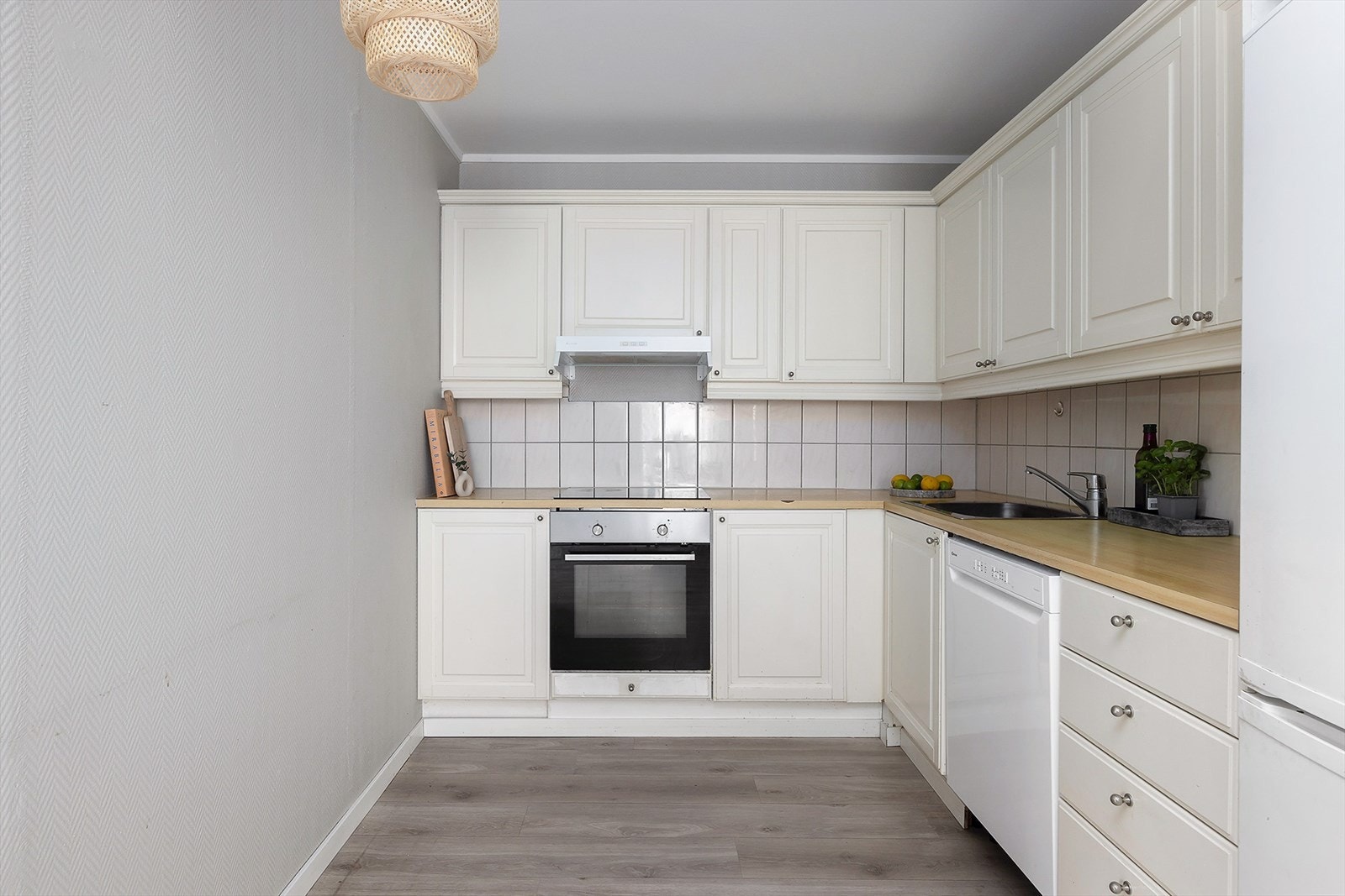 Kjøkkenløsningen gir en praktisk hverdag med god arbeidsflate og enkel servering mot spiseplass. Galleribilde