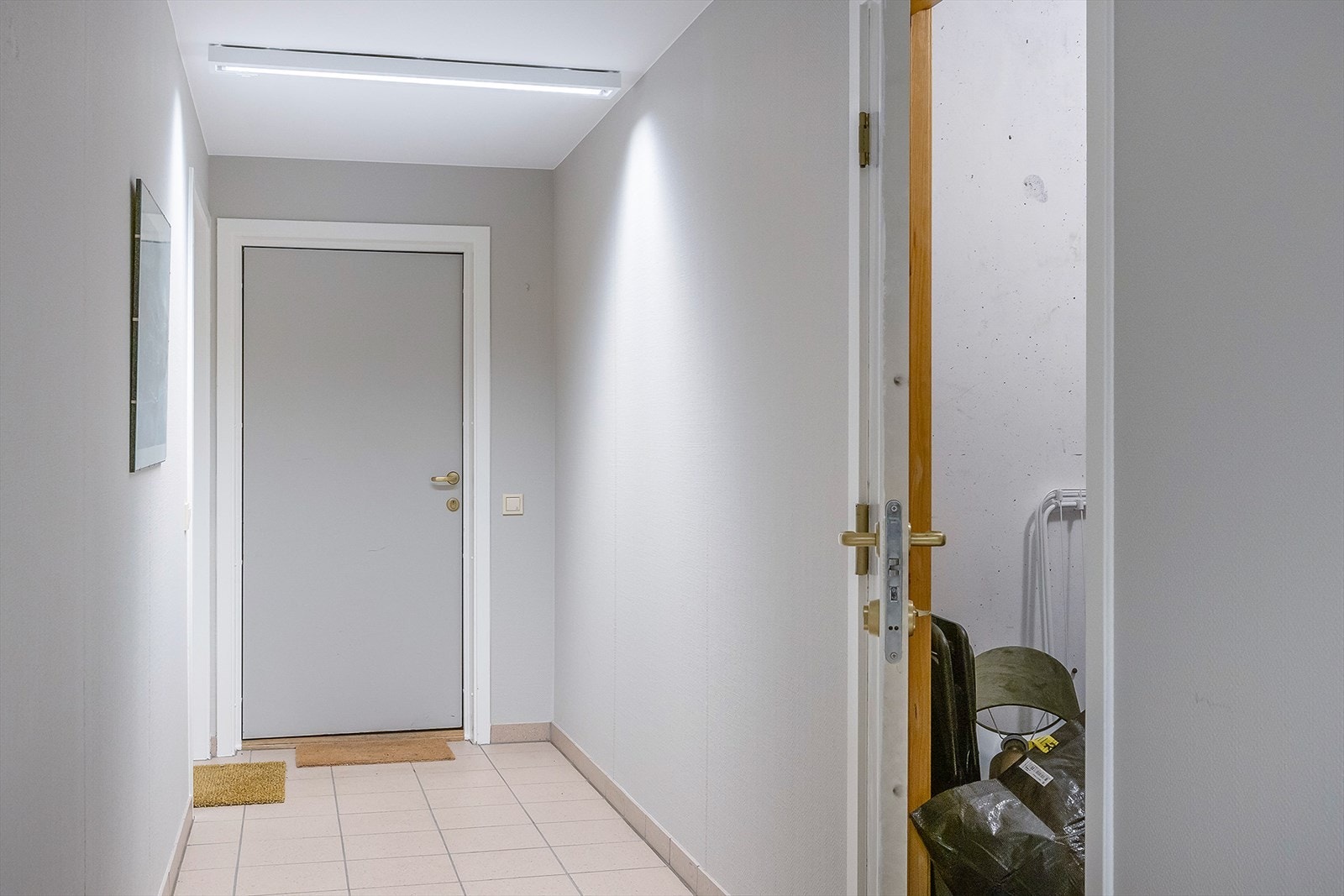 Leiligheten har en romslig og lett tilgjengelig bod i gangen rett utenfor inngangsdøren, som gir god ekstra oppbevaringsplass. Galleribilde