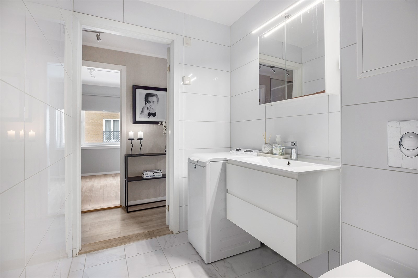 Tidløst bad fra 2021 med flislagte overflater og elektriske varmekabler i gulv som gir god komfort. Mekanisk avtrekk sørger for ventilasjon. Galleribilde