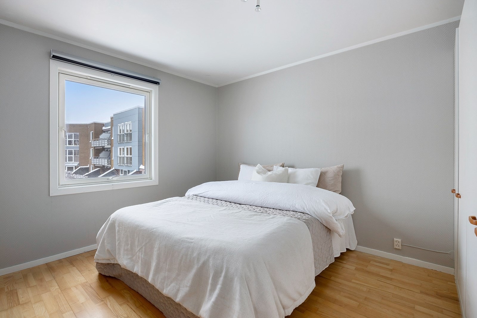 Hovedsoverommet er romslig og vender mot rolig bakhage, med naturlig plass til dobbeltseng. Galleribilde