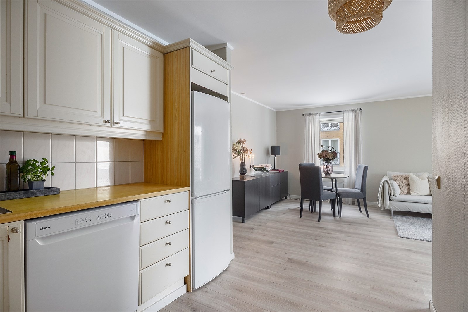 Kjøkkenet ligger åpent mot stue og spiseplass og gir en sosial løsning med god flyt mellom rommene. Galleribilde