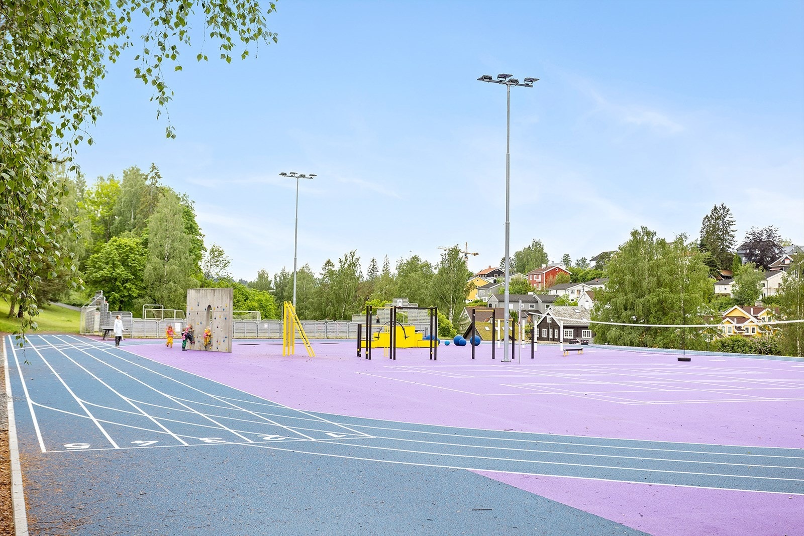 Flotte tur og treningsmuligheter i nærområdet, med kort vei til Mærradalen og skiløyper vinterstid mot Bogstad og videre innover i marka. Galleribilde