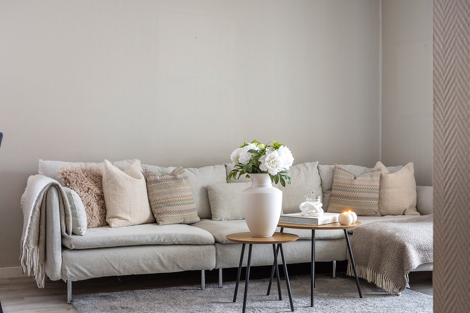 En innbydende sofakrok som inviterer til avslapning. Galleribilde