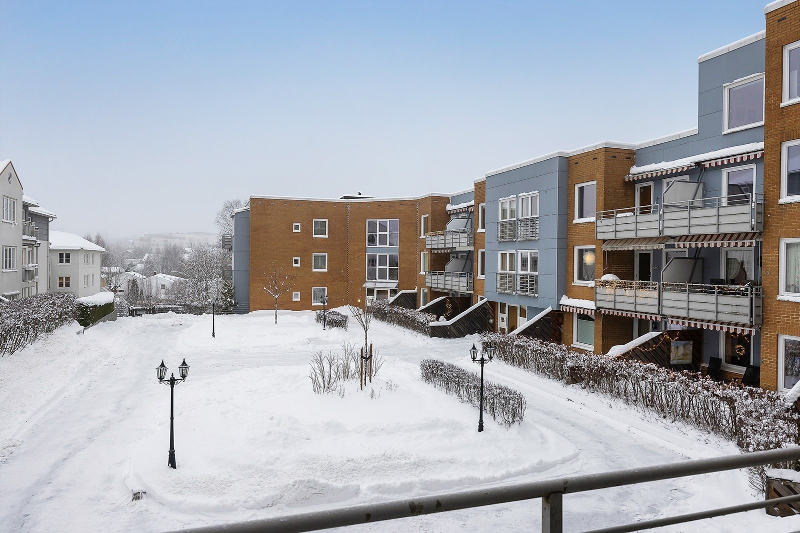 Fra balkongen er det hyggelig utsyn mot rolig bakhage. Galleribilde