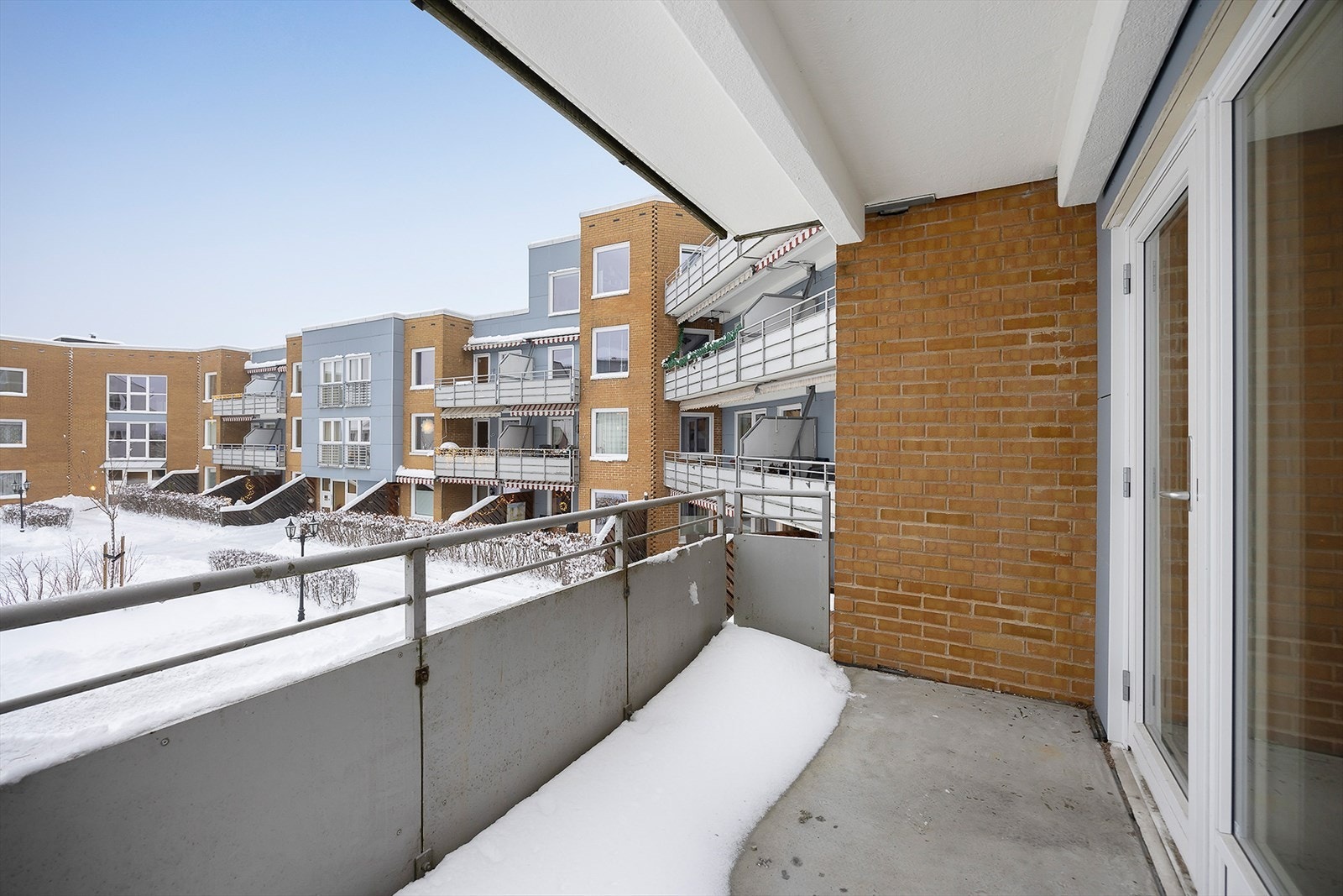 Som hjørneleilighet byr boligen på en vestvendt balkong med gode solforhold, god plass til utemøbler og fine rammer for å nyte varme sommerdager. Galleribilde