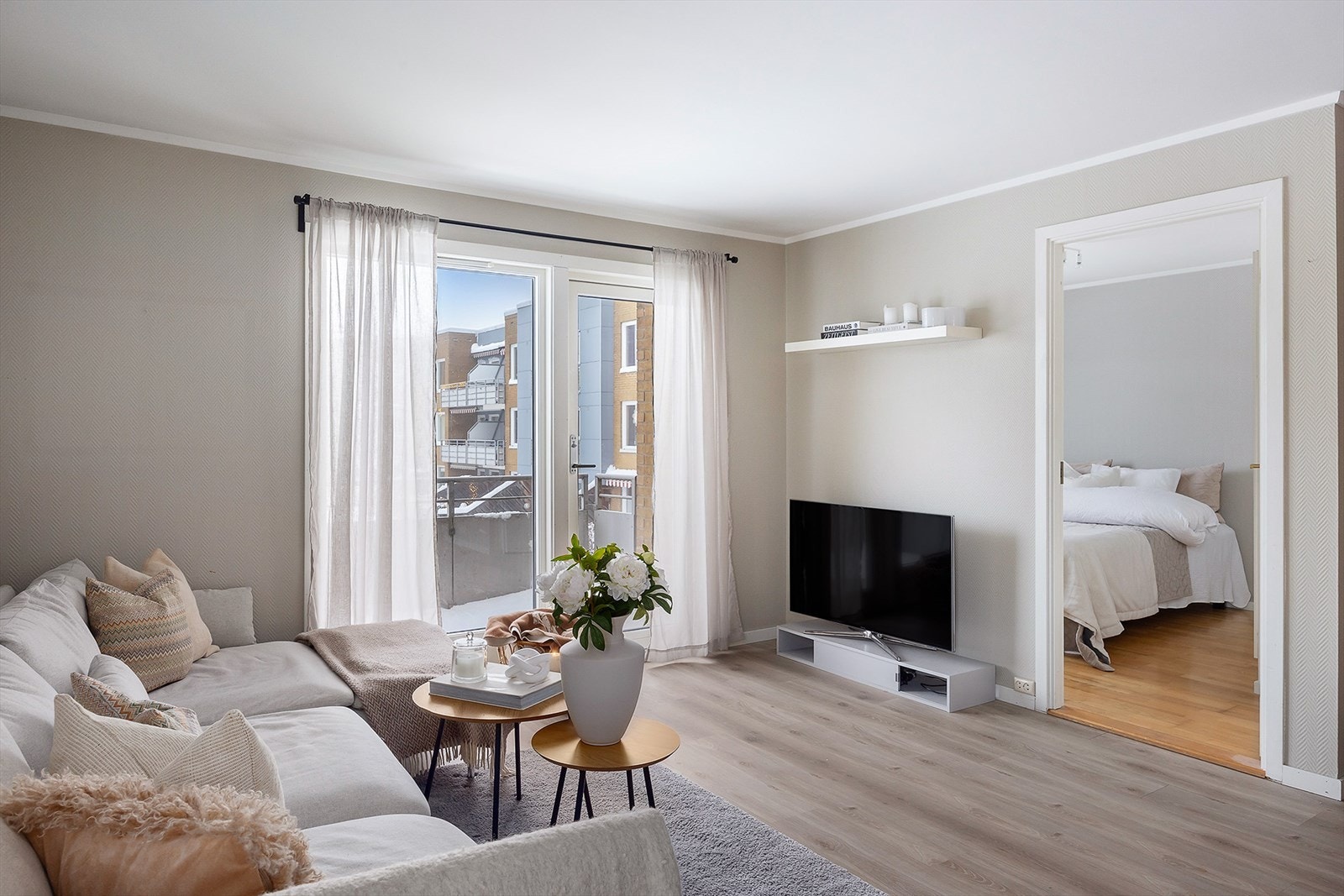 Fra stuen er det utgang til den vestvendte balkongen på ca. 6 m², som har god plass til utemøbler og fine solforhold. Galleribilde