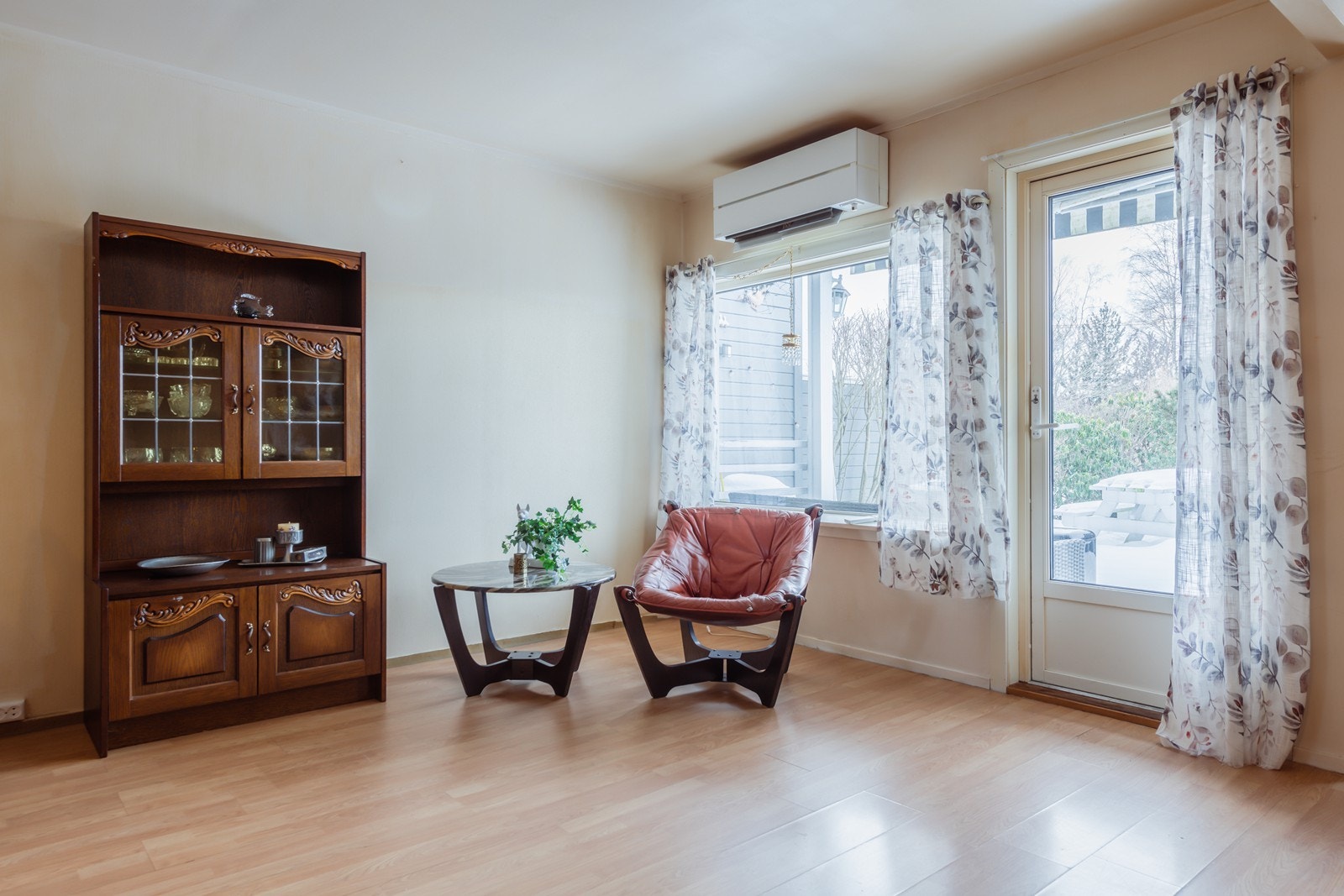 Fra stua har du adkomst til baksiden av tomta med hage og terrase Galleribilde