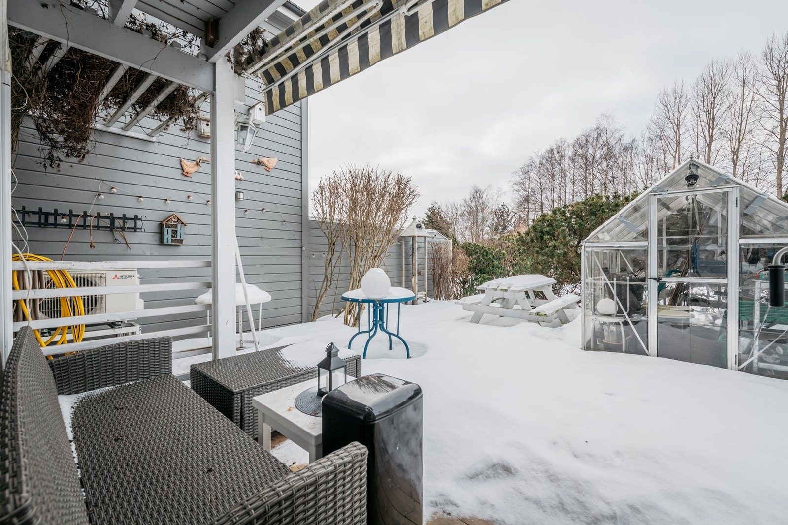 Boligen har varmepumpe som er plassert på verandaen Galleribilde